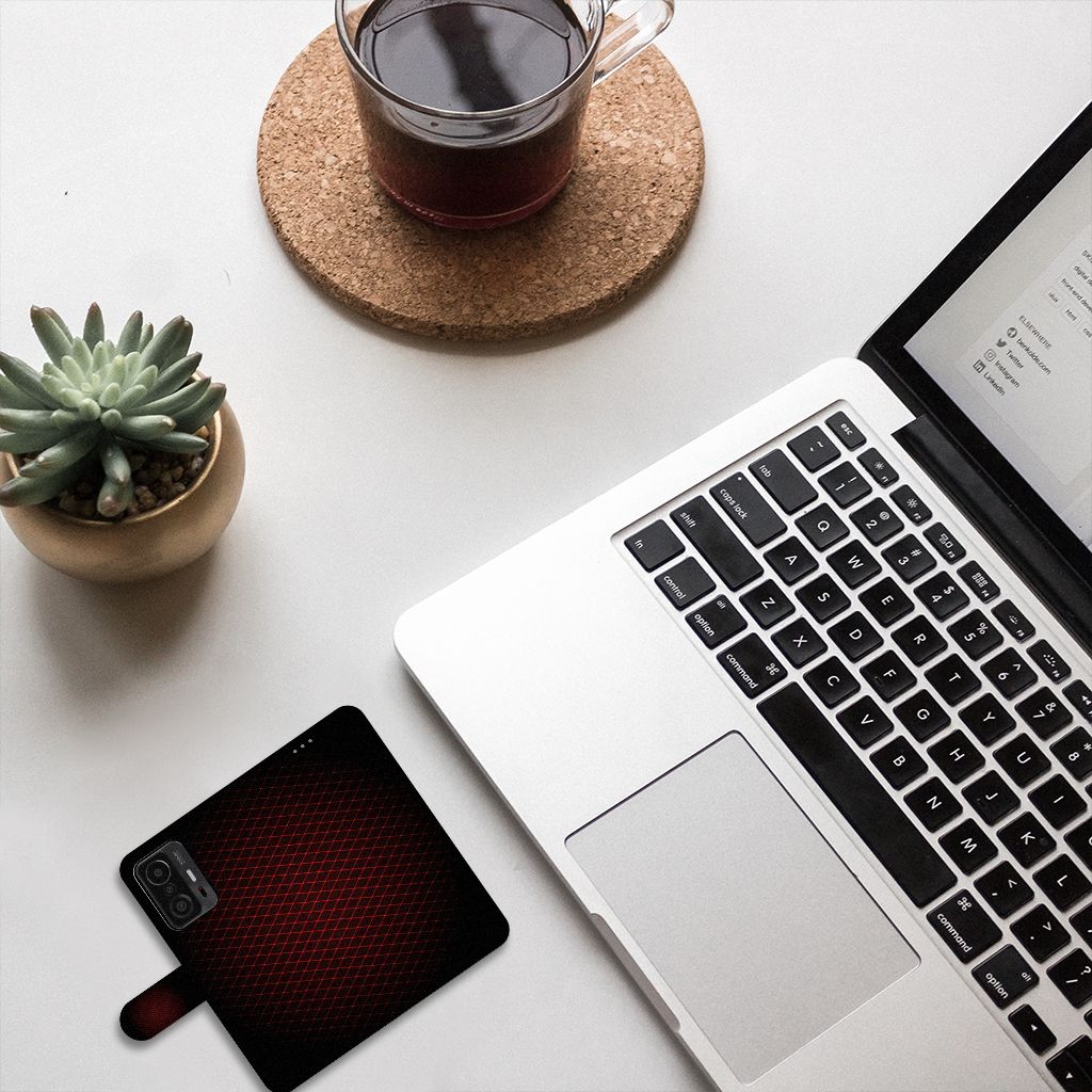 Xiaomi 11T | 11T Pro Telefoon Hoesje Geruit Rood naast een laptop en planten op een bureau.