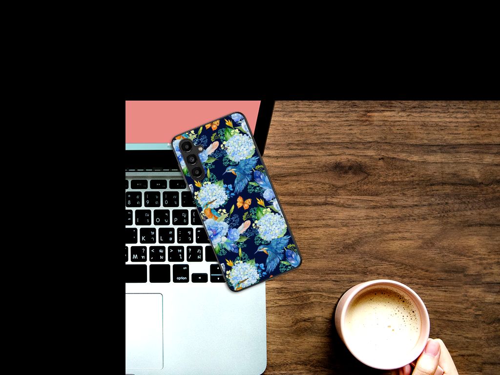 Dierenprint Telefoonhoesje voor Samsung Galaxy A14 5G IJsvogel met bloemen, laptop en koffie op houten tafel.