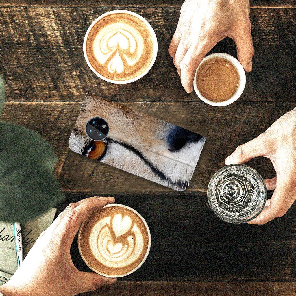 Nokia G50 Hoesje maken Cheetah - close-up design met cheetah print op een houten tafel met koffie.