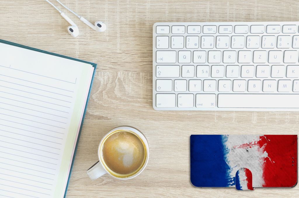 OnePlus 10T Bookstyle Case Nederland met Nederlandse vlag design op bureau met een kopje koffie.