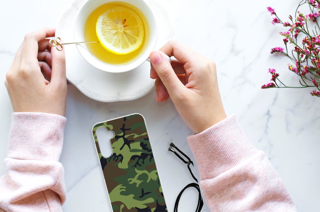 Samsung Galaxy A14 5G Doorzichtige Silicone Hoesje Army Dark naast een kopje met citroen.