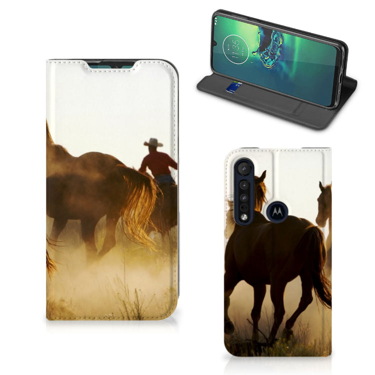 Motorola G8 Plus Hoesje maken Design Cowboy met paarden en cowboy in een gouden landschap.
