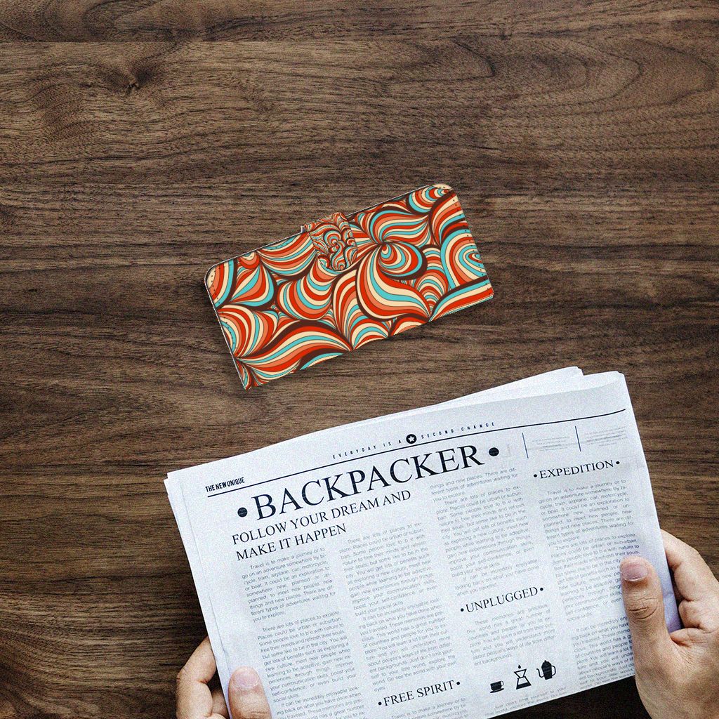 Samsung Galaxy A14 4G Hoesje Retro met kleurrijke retro print en pasjeshouder op een houten tafel.