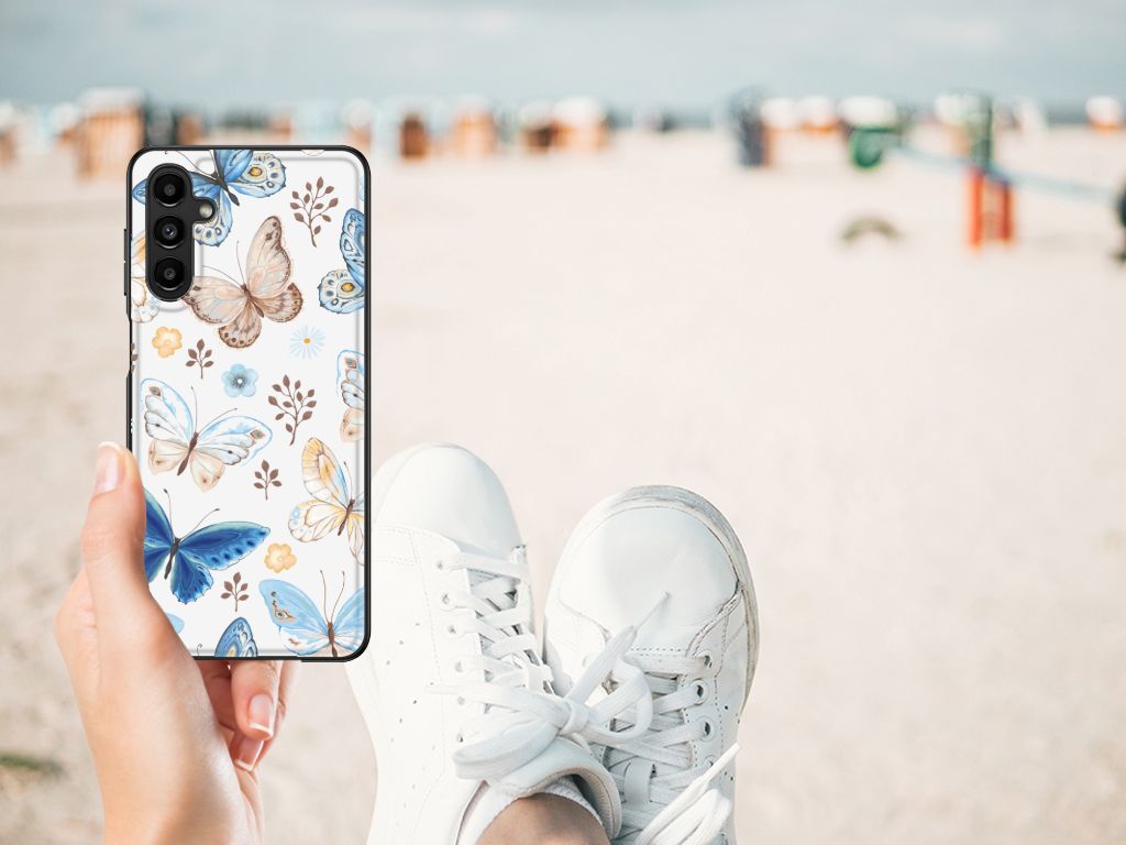 Dierenprint Telefoonhoesje voor Samsung Galaxy A14 5G Vlinder in hand met sneakers op het strand