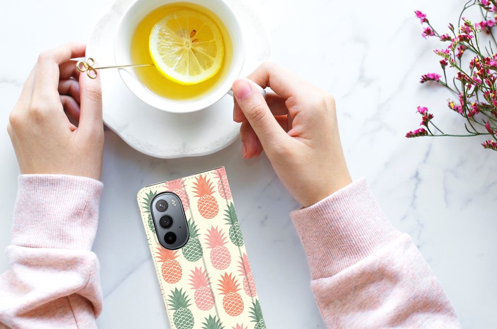Motorola Edge 30 Pro Flip Style Cover Ananas - B2C Telecom