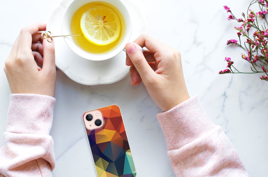 iPhone 13 mini TPU Hoesje Polygon Color naast een kopje thee met citroen op een marmeren tafel.