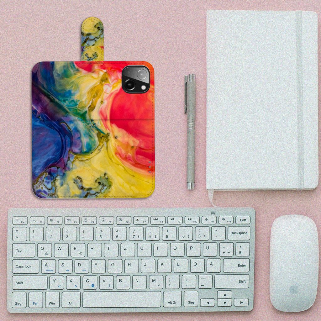 Hoesje iPhone 13 Mini Watercolor Dark met kleurrijk abstract design op bureau met toetsenbord en notitieboek.