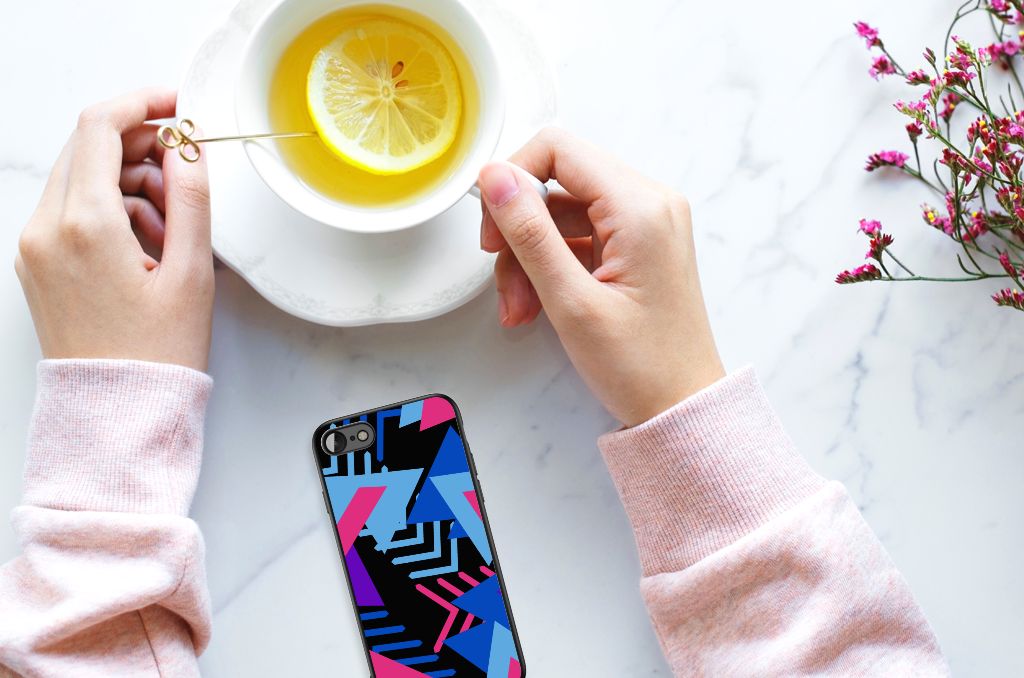 iPhone SE 2022 | SE 2020 | 7/8 Backcover Funky Triangle on a table next to a cup of tea with lemon.