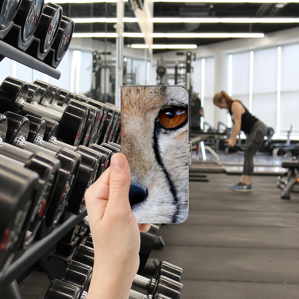 Nokia 1.4 Telefoonhoesje met Pasjes Cheetah in een gym met gewichten op de achtergrond.