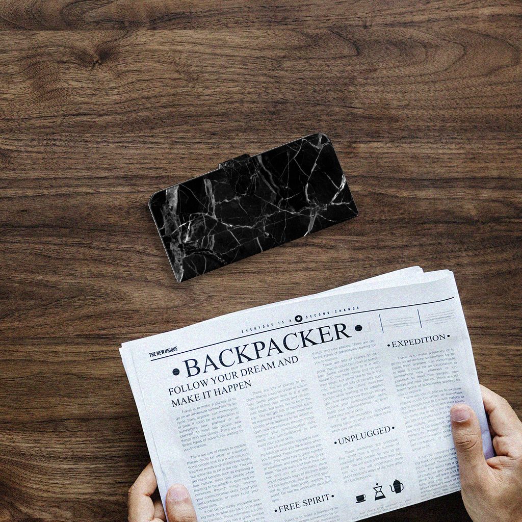 Samsung Galaxy A14 4G Bookcase Marmer Zwart - Origineel Cadeau Vader op een houten tafel met krant.