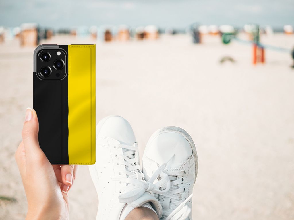 iPhone 13 Pro Standcase Belgische Vlag met zwart en geel design aan het strand đī¸