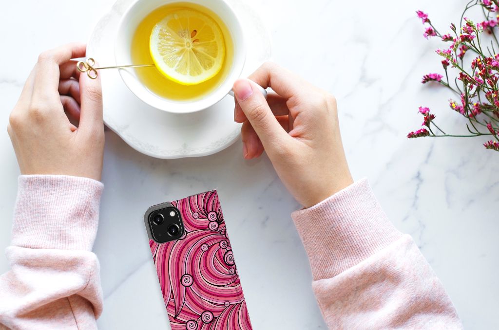 iPhone 13 Mini Bookcase Swirl Pink met trendy roze swirls en een kopje thee met citroen đ