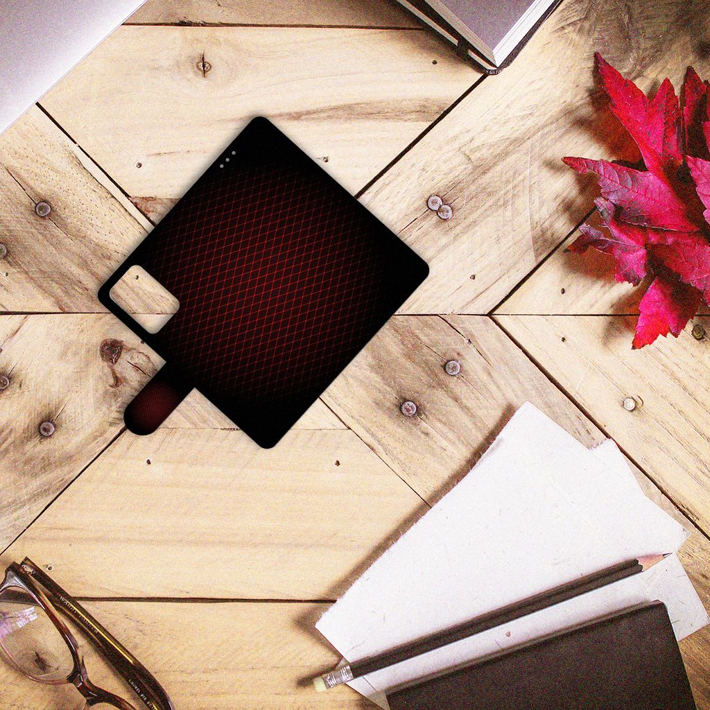 Xiaomi Redmi Note 10 Pro Telefoon Hoesje Geruit Rood op een houten tafel met kantooraccessoires.