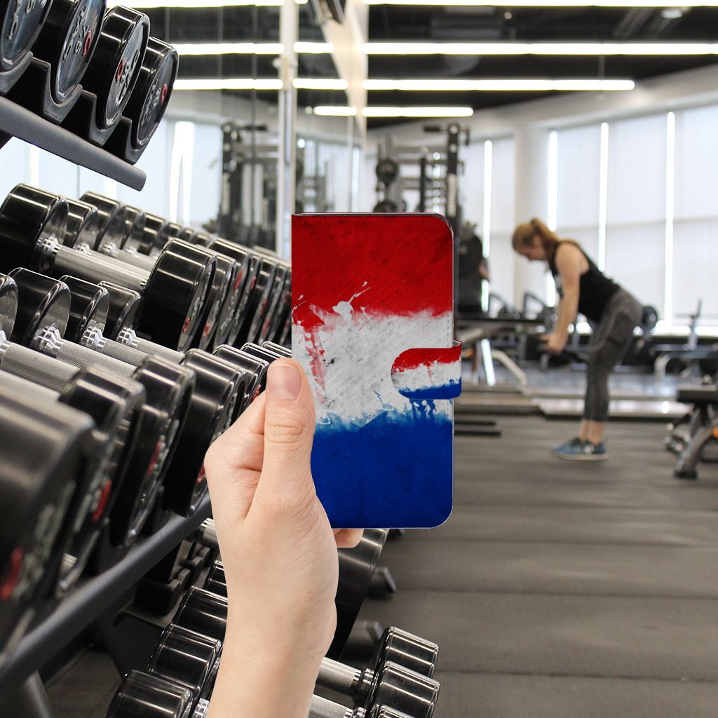 Google Pixel 7A Bookstyle Case Nederland met Nederlandse vlag in de gym tussen gewichten