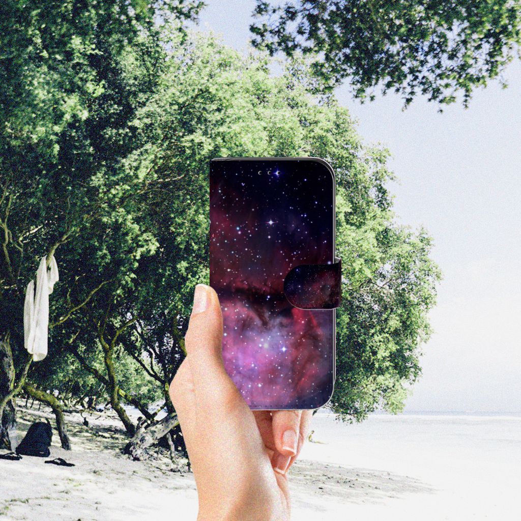 Book Case voor Apple iPhone 11 Pro Galaxy met een prachtig sterrenstelsel design đ in een hand op het strand.