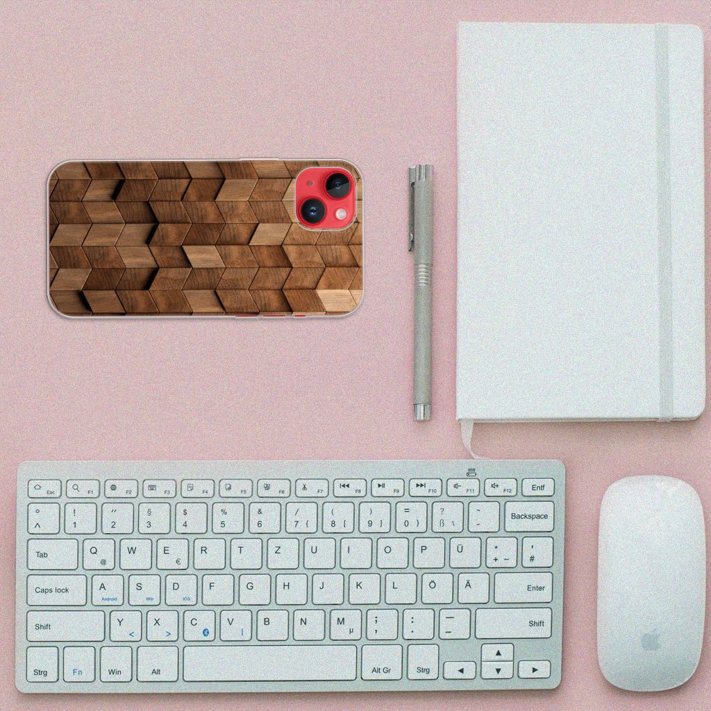 Bumper Hoesje voor iPhone 14 Plus Wooden Cubes op een bureau met toetsenbord en notitieboekje.