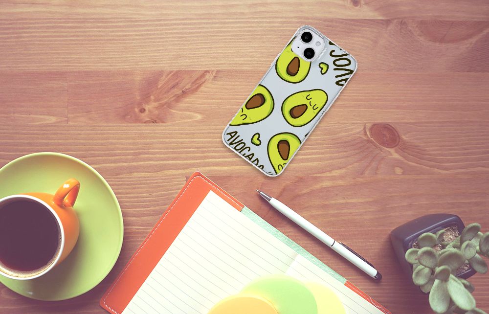 iPhone 15 Plus Telefoonhoesje met Naam Avocado Singing met schattige avocado's op een tafel.