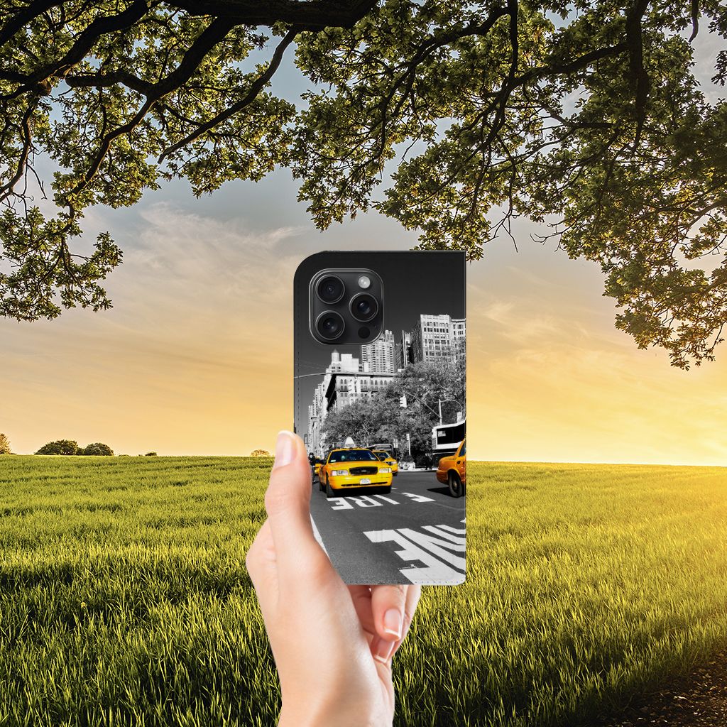 iPhone 15 Pro Max Book Cover New York Taxi met een afbeelding van een taxi in de stad op een achtergrond van de natuur.