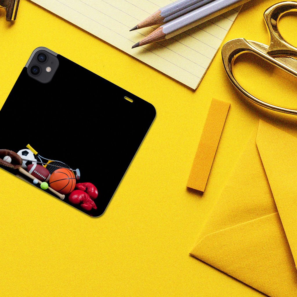 iPhone 12 Mini Hippe Standcase Sports met diverse sportaccessoires op een gele achtergrond.
