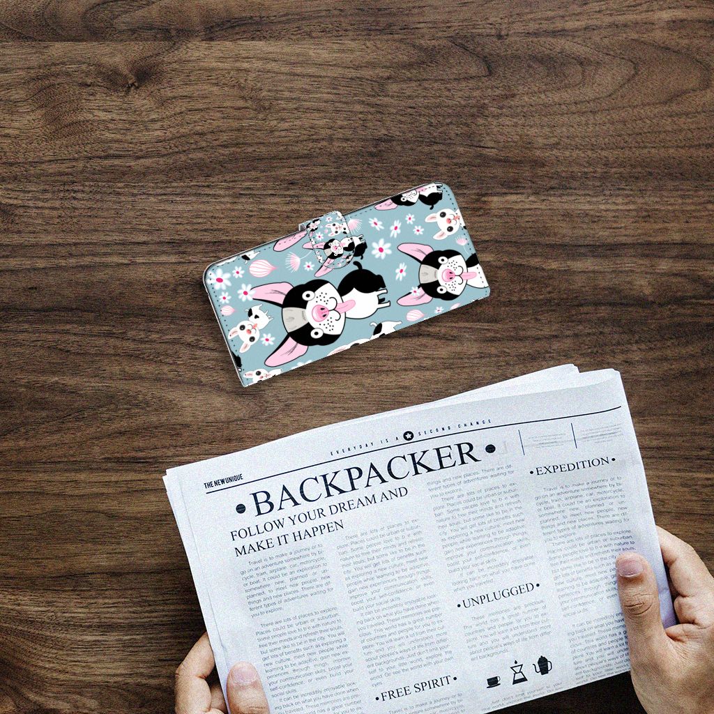 Samsung Galaxy A14 4G Telefoonhoesje met Pasjes Hondjes op een houten tafel met krant.