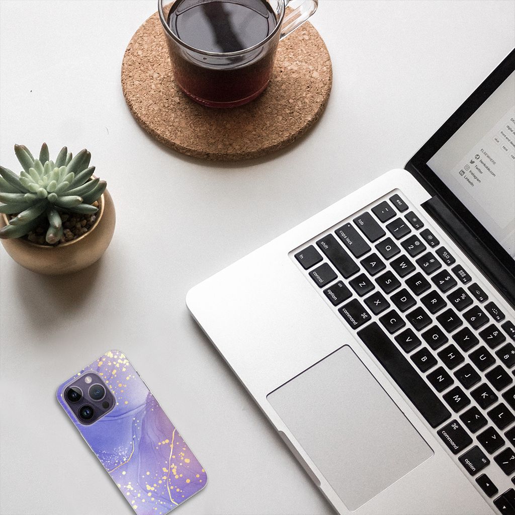 Hoesje maken voor Apple iPhone 14 Pro Watercolor Paars op een bureau met laptop en koffie.