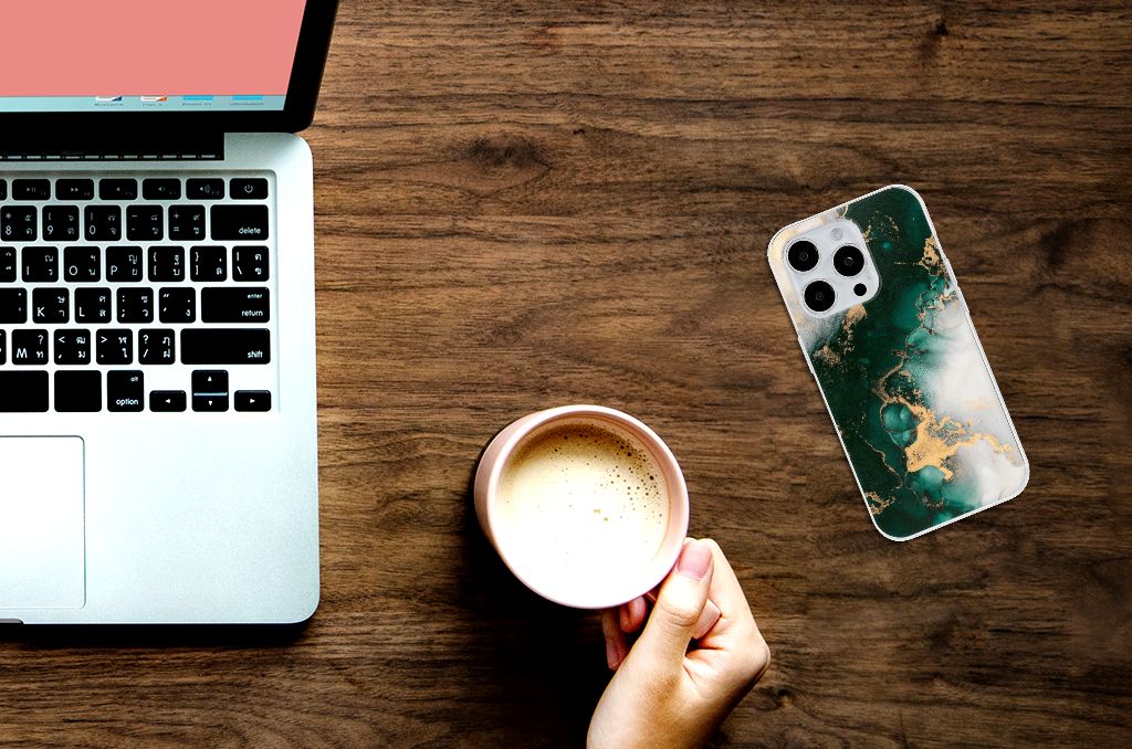 TPU Siliconen Hoesje voor iPhone 15 Pro Marmer Groen op een bureau met laptop en koffie â.