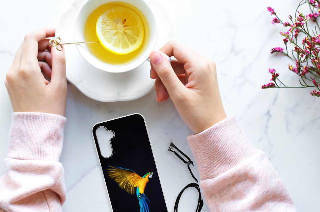 Samsung Galaxy A14 5G Case Anti-shock Papegaai met een kleurrijk papegaai ontwerp en een warme drank.