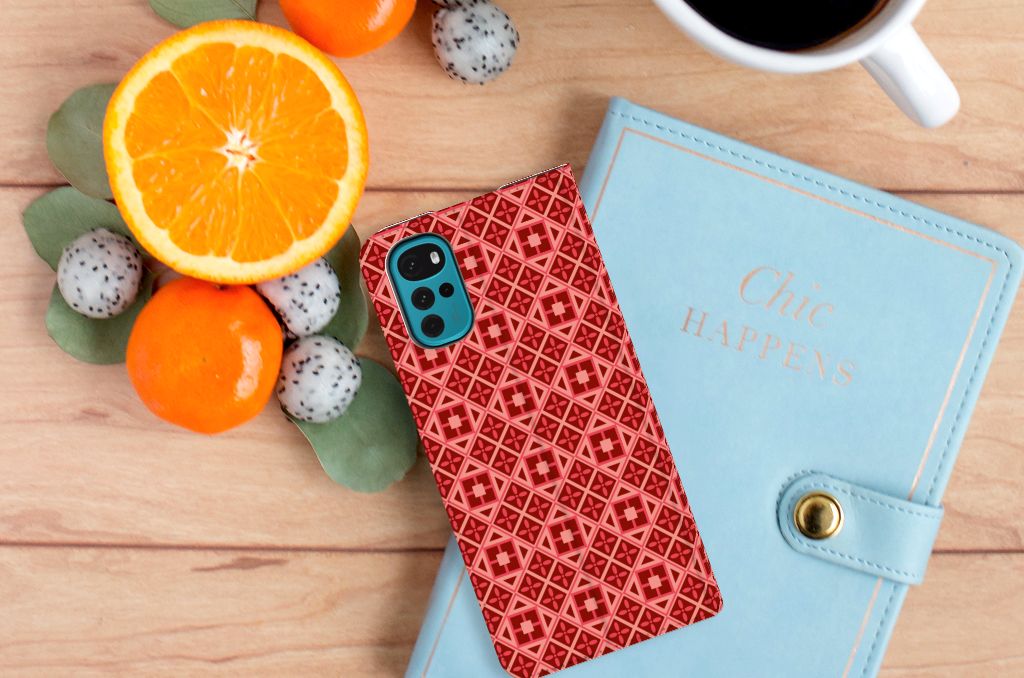 Motorola Moto G22 Hoesje met Magneet Batik Rood - B2C Telecom
