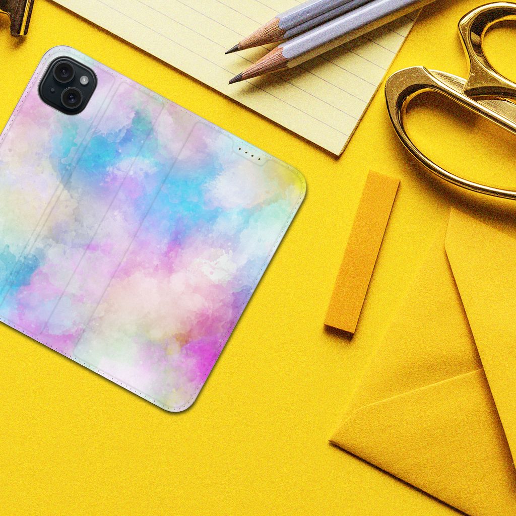 Bookcase iPhone 15 Plus Watercolor Light - kleurrijk hoesje met waterverf design op een gele achtergrond.