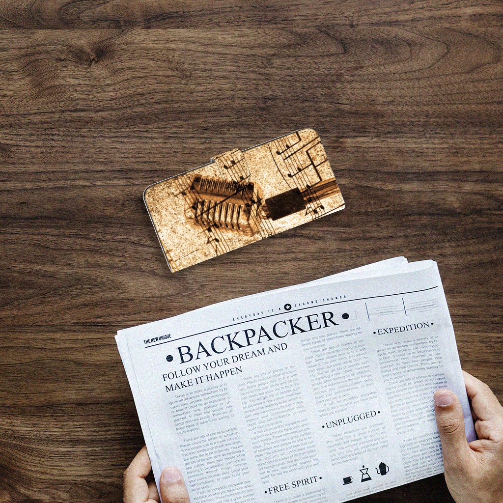 Samsung Galaxy A14 4G Telefoonhoesje met foto Bladmuziek op een houten tafel naast een open krant.
