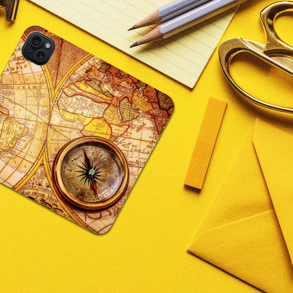 iPhone 15 Plus Book Cover Kompas met wereldkaart en kompasdesign op een gele achtergrond.