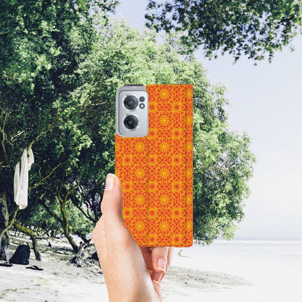 OnePlus Nord CE 2 5G Hoesje met Magneet Batik Oranje - B2C Telecom