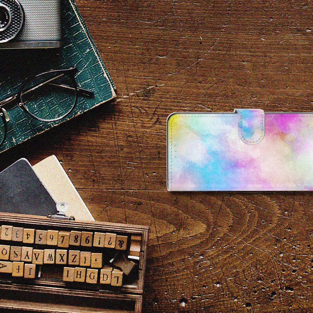 Hoesje Sony Xperia 10 III Watercolor Light op een houten tafel met boeken en een camera.