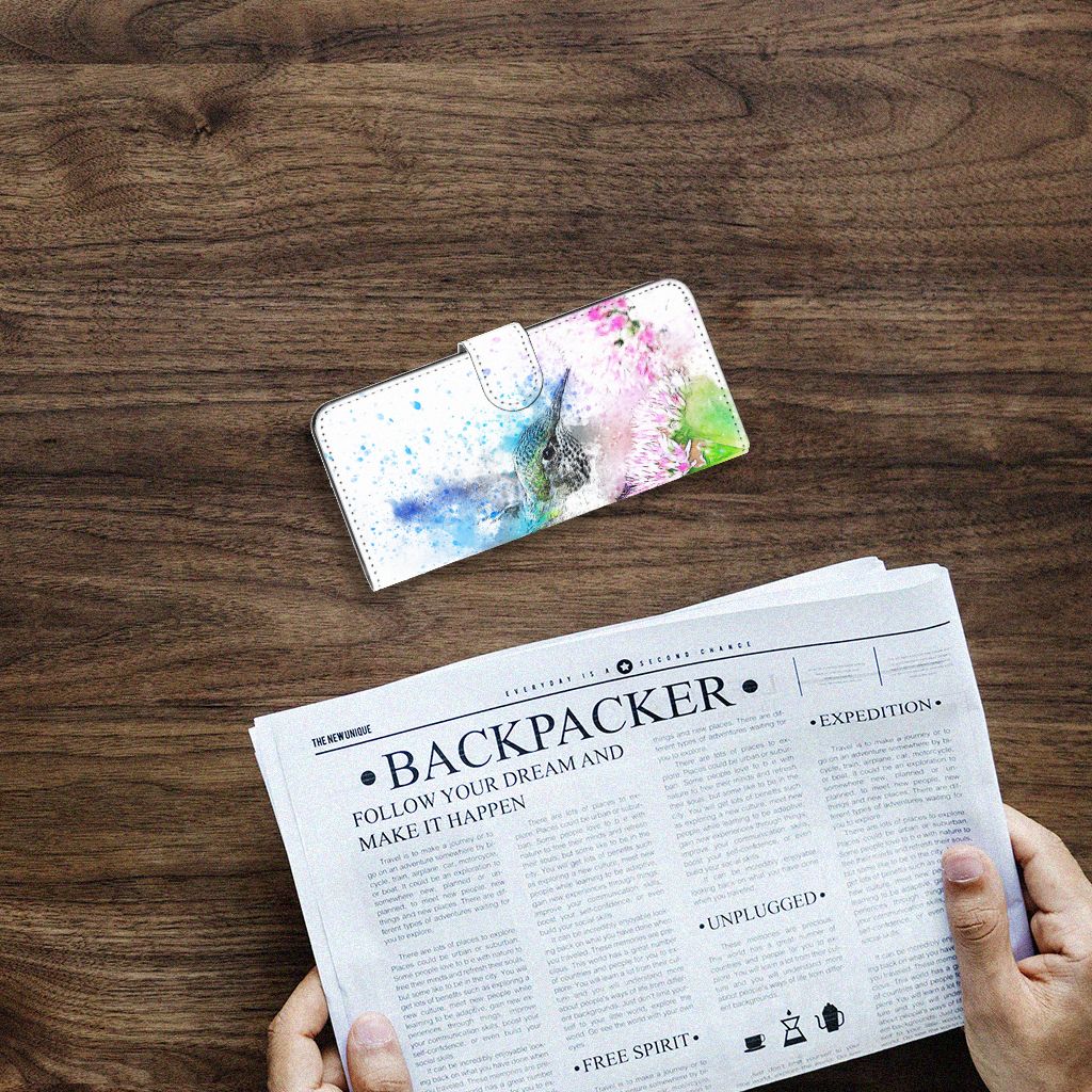 Hoesje Samsung Galaxy A14 4G Vogel op een houten tafel met een krant eronder.