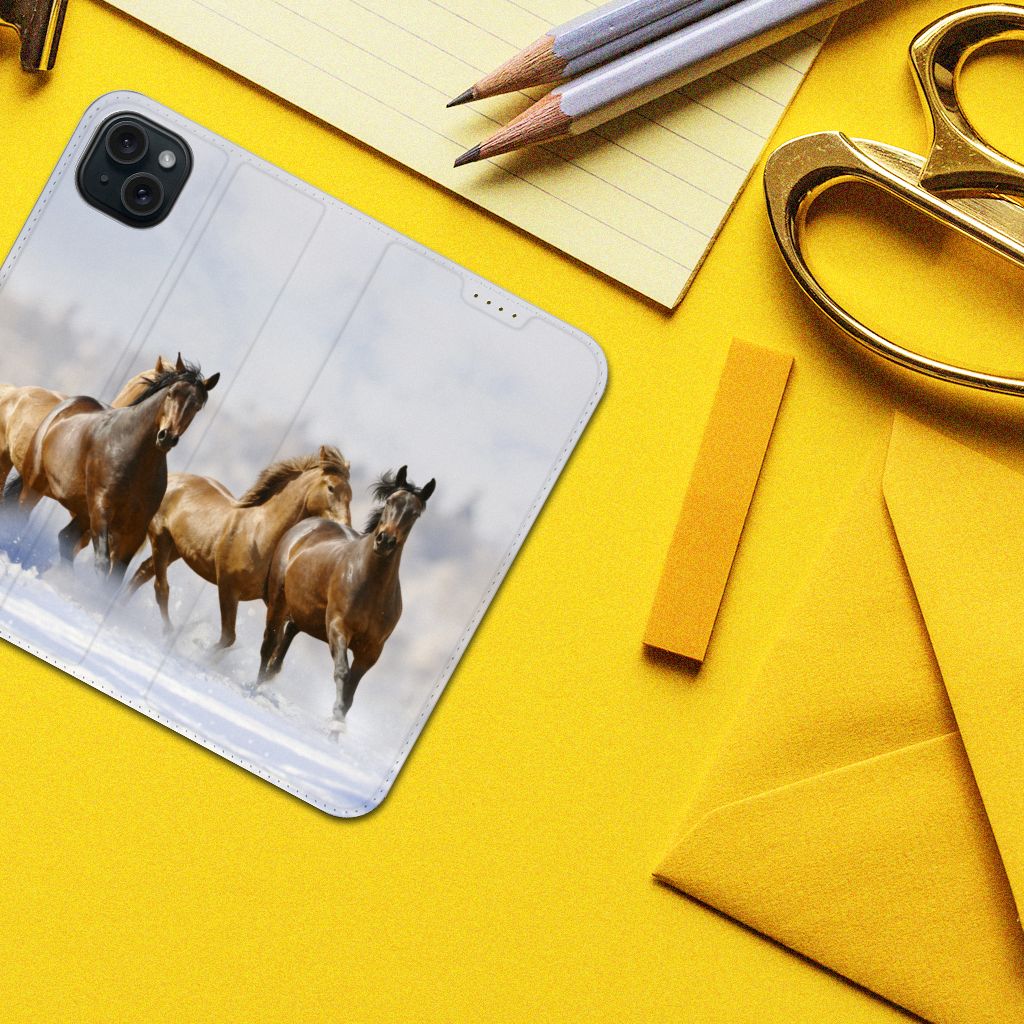 iPhone 15 Plus Hoesje maken Paarden met een print van rijdende paarden op een gele achtergrond.