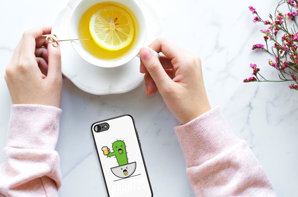 iPhone SE 2022 | SE 2020 | 7/8 Hoesje Braktus met cactus design in handen met een kopje thee.