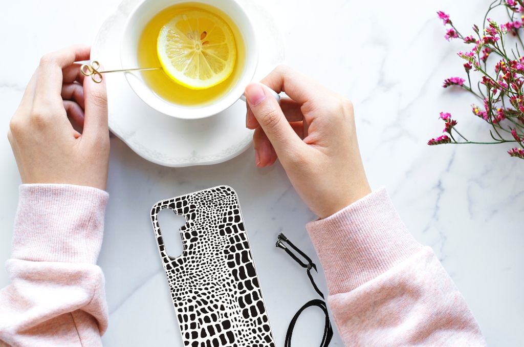 Samsung Galaxy A14 5G Case Anti-shock Slangenprint met hand en kopje thee op een tafel.