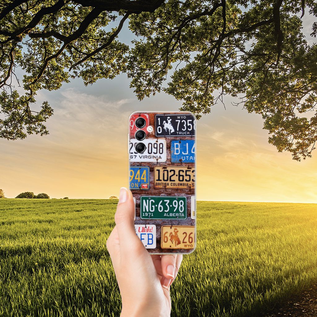 Samsung Galaxy A14 5G Siliconen Hoesje met foto Kentekenplaten in de hand met natuurlijk landschap op de achtergrond.