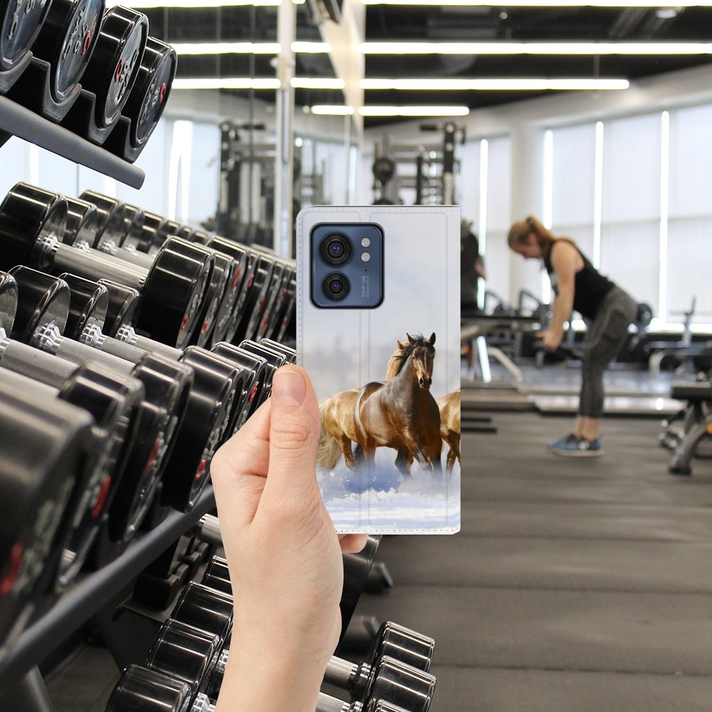 Motorola Edge 40 Hoesje maken Paarden met paardendessin in fitnessstudio