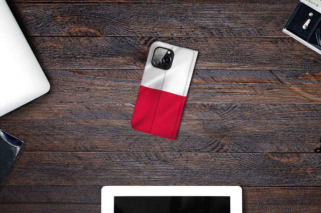 iPhone 14 Pro Max Standcase Polen met een ontwerp in wit en rood op een houten tafel.