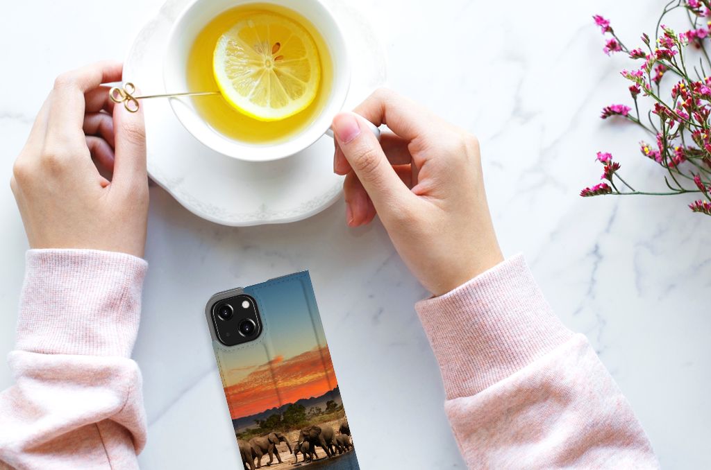 iPhone 13 Mini Hoesje maken Olifanten met uitzicht op olifanten tijdens zonsondergang đ
