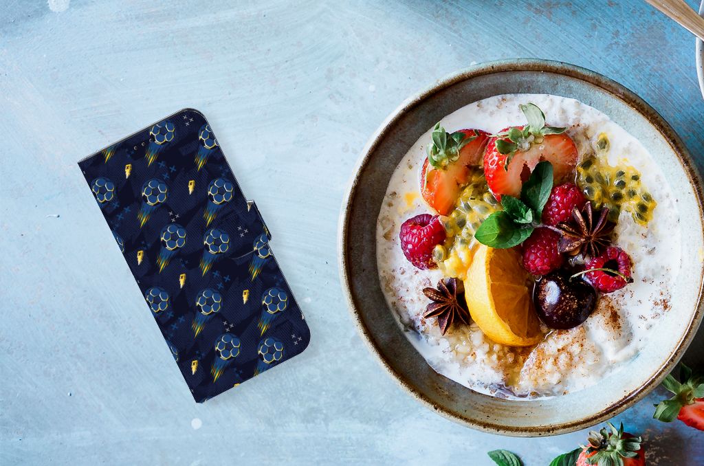 Back Cover voor iPhone 13 Pro Max Watercolor Paars naast een kom met kleurrijk fruit en yoghurt.