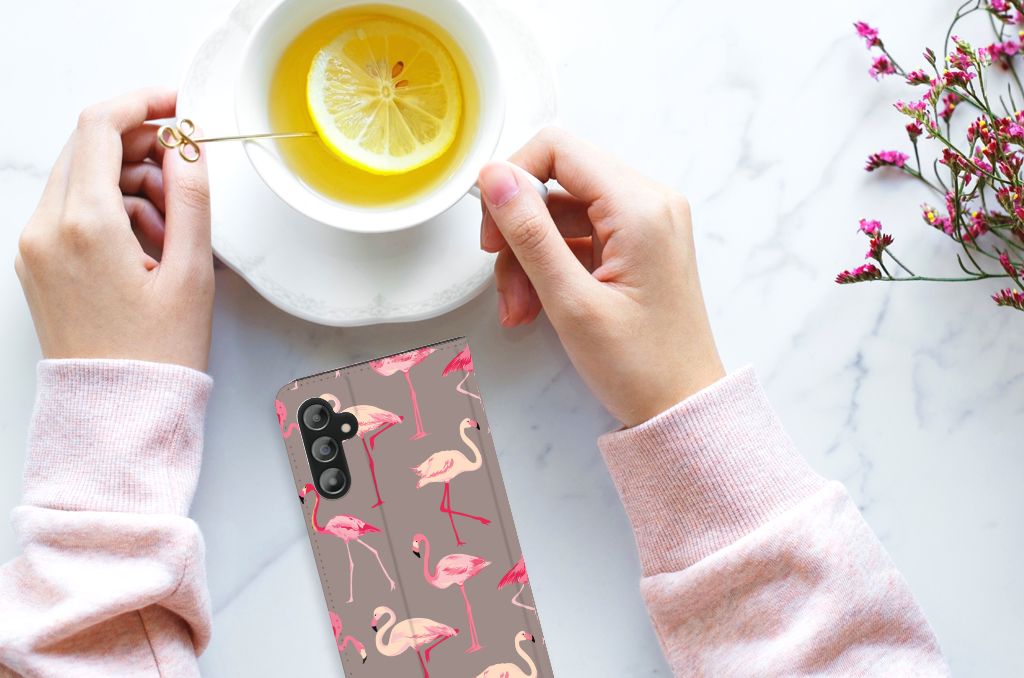 Samsung Galaxy A14 5G Hoesje maken Flamingo met rode flamingo's in hand, terwijl thee wordt gedronken.