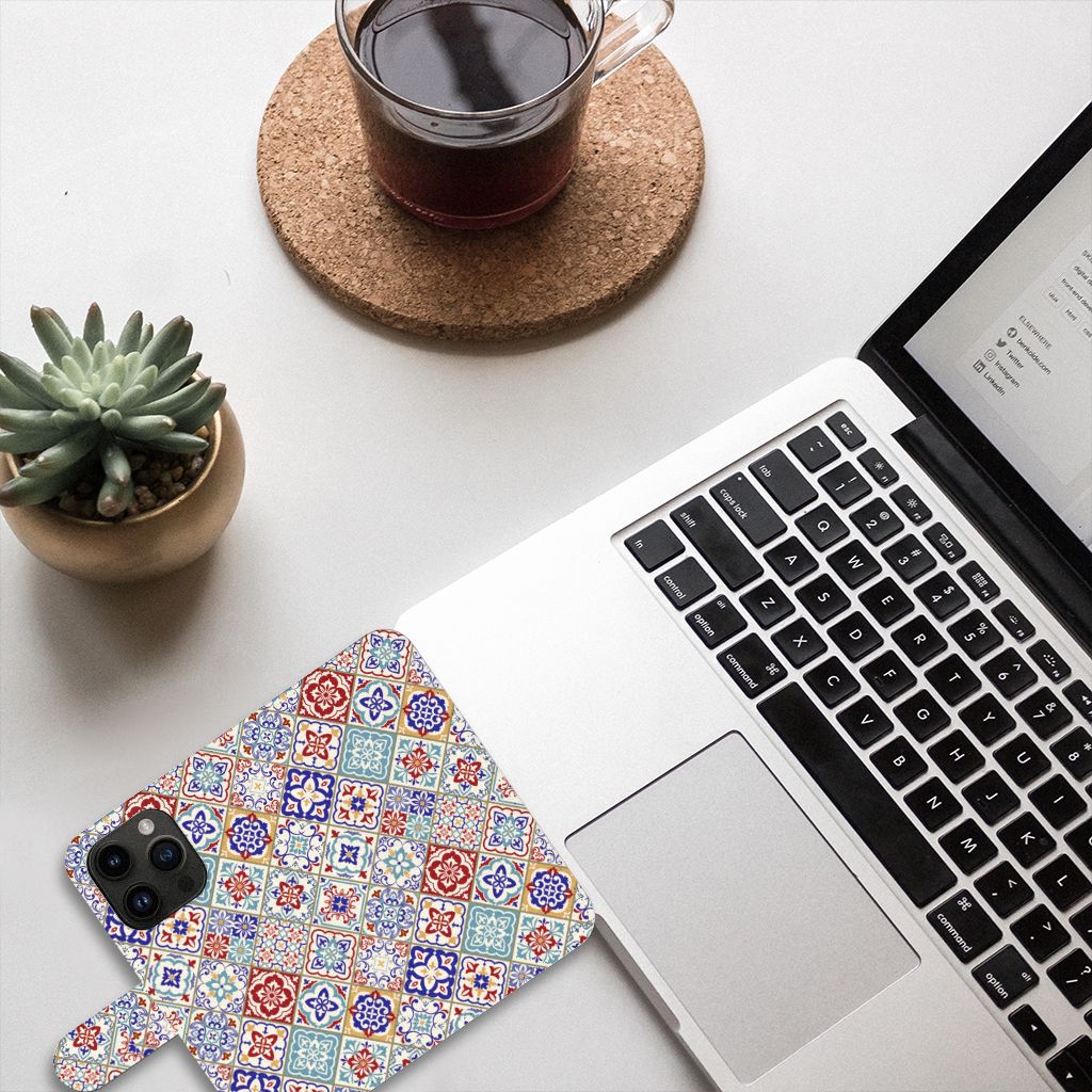 iPhone 15 Pro Bookcase Tiles Color met unieke tegels op bureau naast laptop en plant.