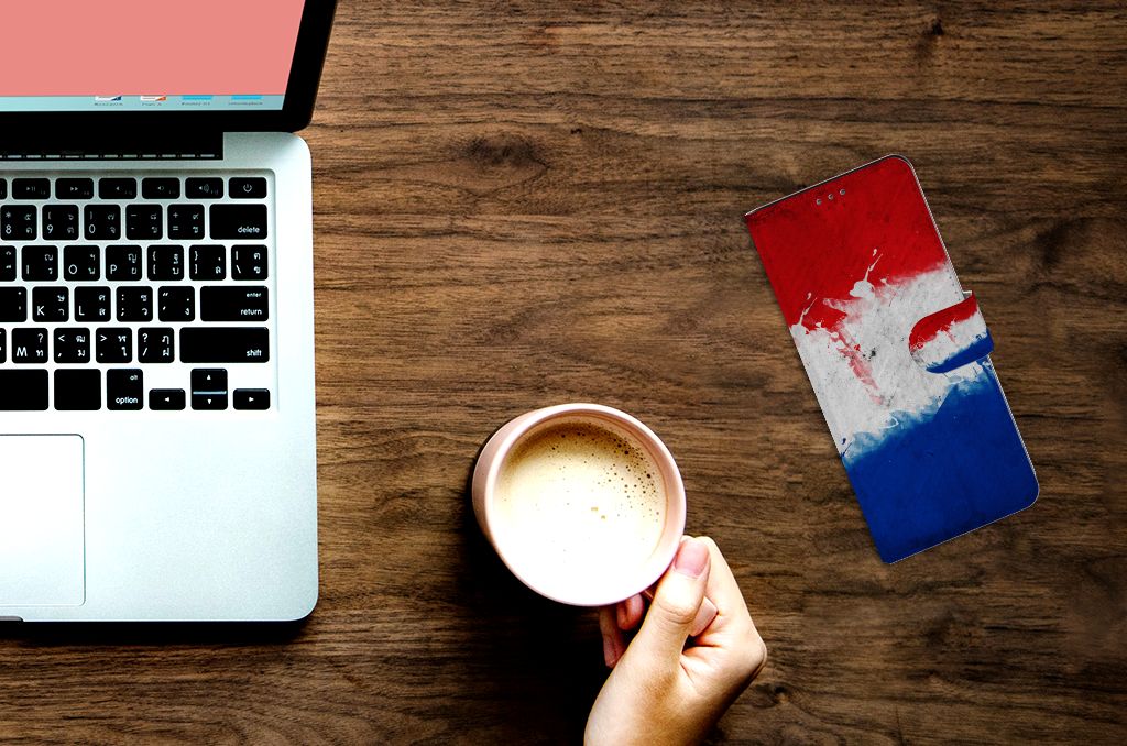 Sony Xperia 5II Bookstyle Case Nederland met Nederlandse vlag naast laptop en koffiemok.