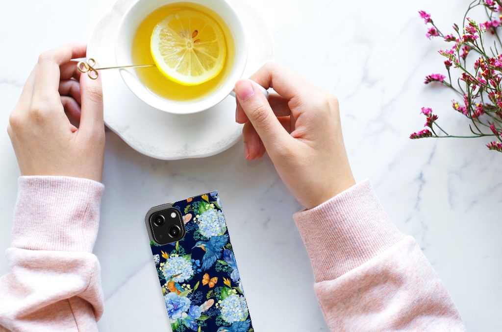Hoesje maken voor iPhone 13 Mini IJsvogel met bloemen, hand houdt een kopje thee met citroen.