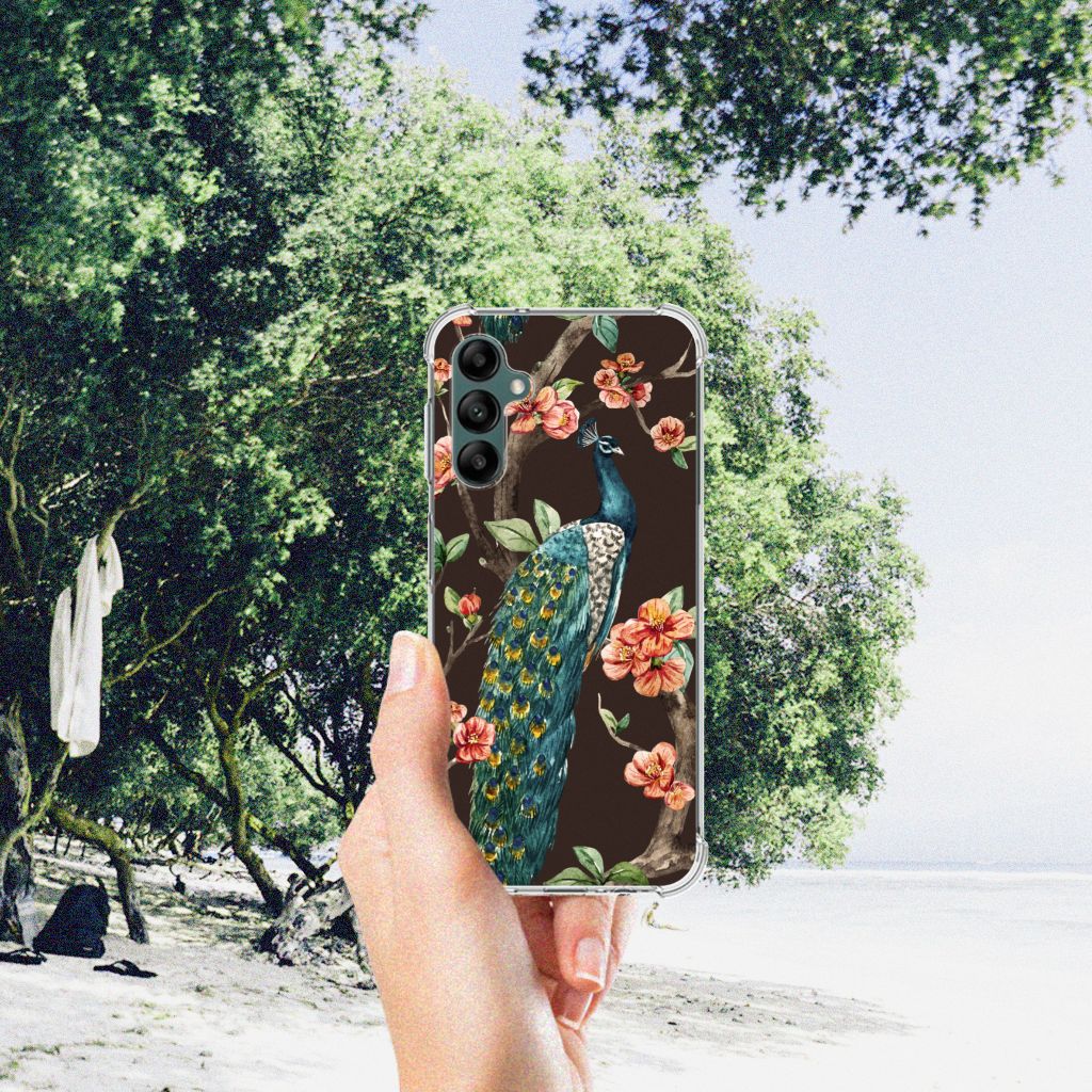 Samsung Galaxy A14 5G/4G Case Anti-shock Pauw met Bloemen in hand, omgeven door bomen en strand.