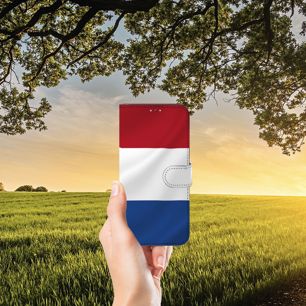 Xiaomi Redmi Note 11 Pro 5G/4G Bookstyle Case Nederlandse Vlag in hand voor een zonsondergang.