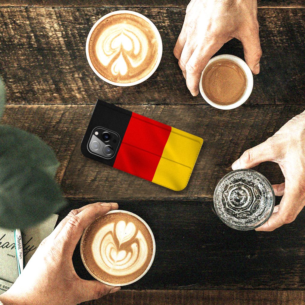 iPhone 14 Pro Standcase Duitsland met Duitse vlag op een tafel met koffie en water glazen.