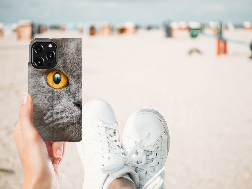 Hoesje maken iPhone 13 Pro Britse Korthaar met indrukwekkende grijze kat op strand, in een persoonlijke hand.